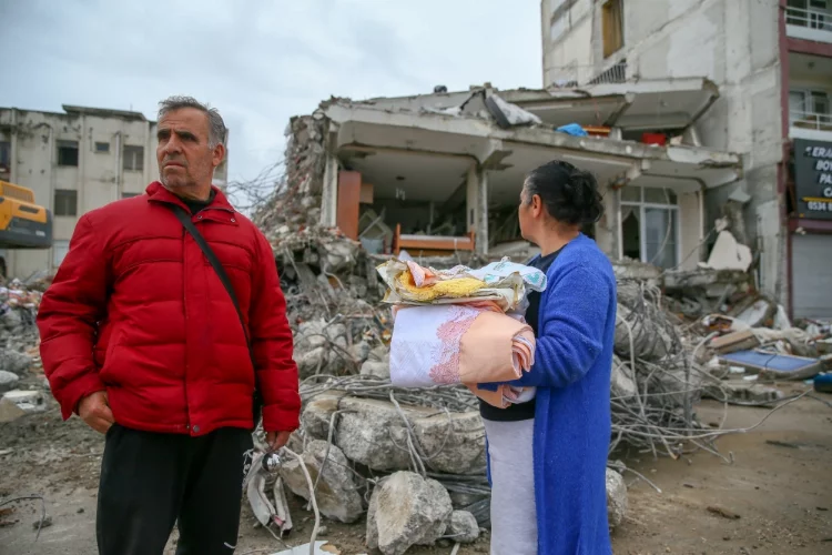 Depremde kaybettiği annesi ve 3 kardeşinin hatıraları için enkazın başında bekliyor