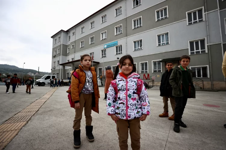 Depremden etkilenen Hatay'ın 7 ilçesindeki okullarda ders zili çaldı