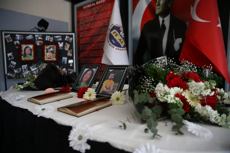 Depremde vefat eden iki öğretmen için Adana'daki lisede "anı köşesi" oluşturuldu