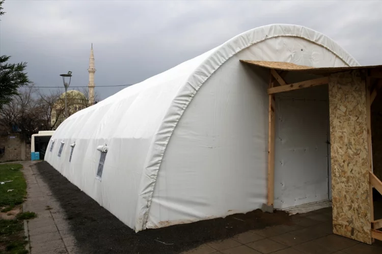 Depremlerin merkez üssü Kahramanmaraş'ta ramazan ayı için çadır mescitler kuruluyor