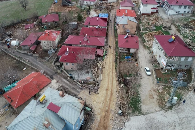 Depremler Nurhak'ta yüzey kırıkları ve çökmelere neden oldu