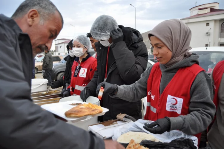 Depremzedelere yardım için Trabzon'dan Afşin'e gelen üniversiteli Aybüke gönüllü oldu