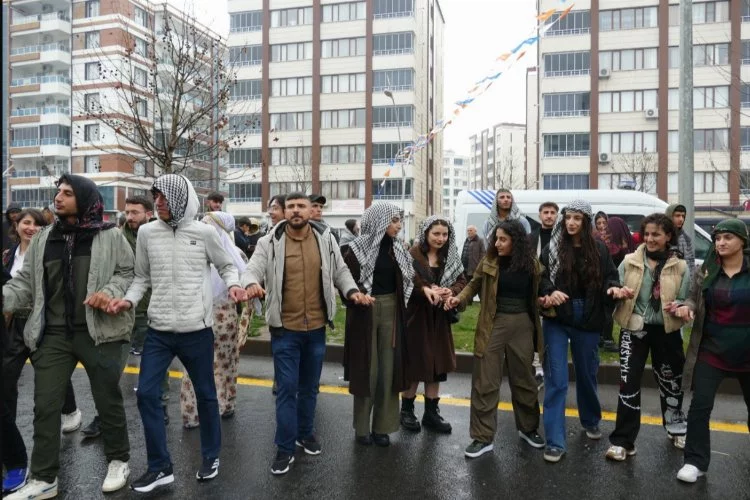 Diyarbakır Nevruz kutlamalarında yüzlerce kişi alanı doldurdu