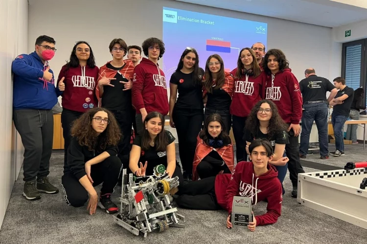 Doğa Koleji'nin robotik takımı VEX Robotics Almanya şampiyonu oldu