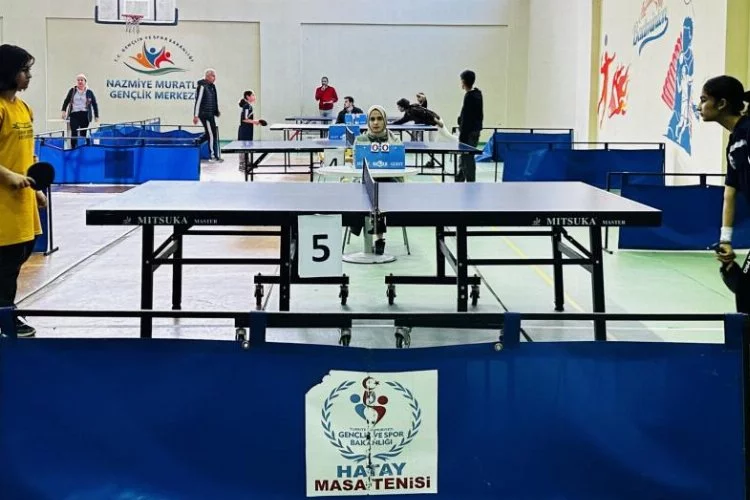 Adana'da Seyhan Nehri üzerinde masa tenisi yarışmaları düzenlendi