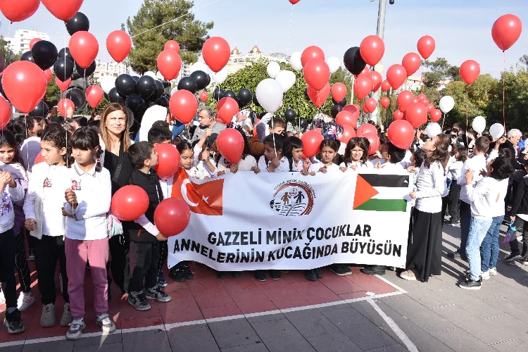 Hayatını kaybeden Filistinli çocuklar için gökyüzüne yüzlerce balon bıraktılar