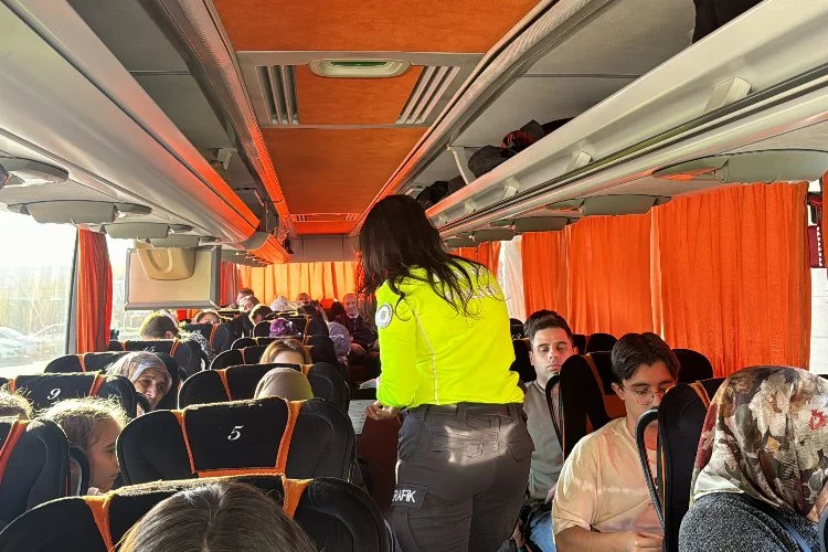 Düzce'de trafik polisleri otobüslerde güvenlik denetimlerini sürdürüyor