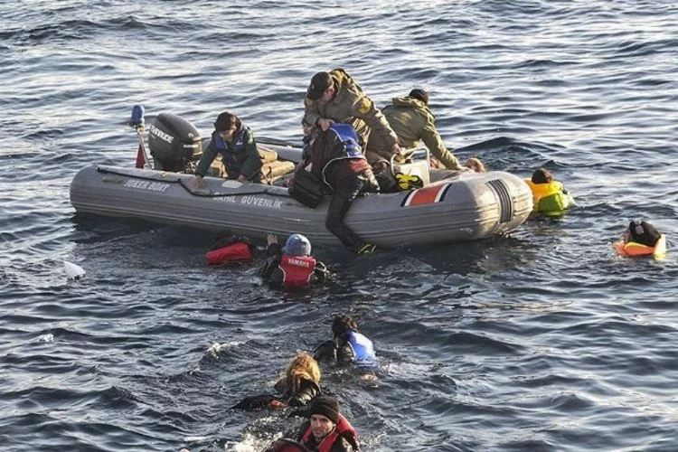 Eceabat açıklarında lastik bot alabora oldu 2'si bebek 8 kişi hayatını kaybetti