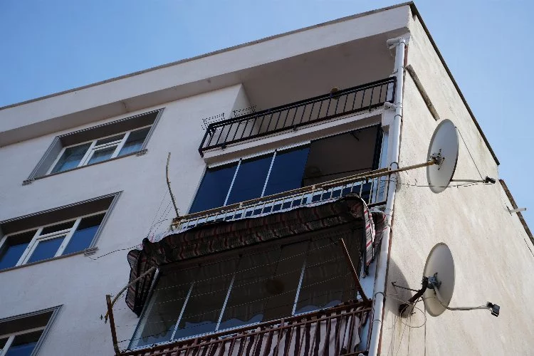 Beyşehir'de apartmanın 3. katından düşen çocuk yaralandı