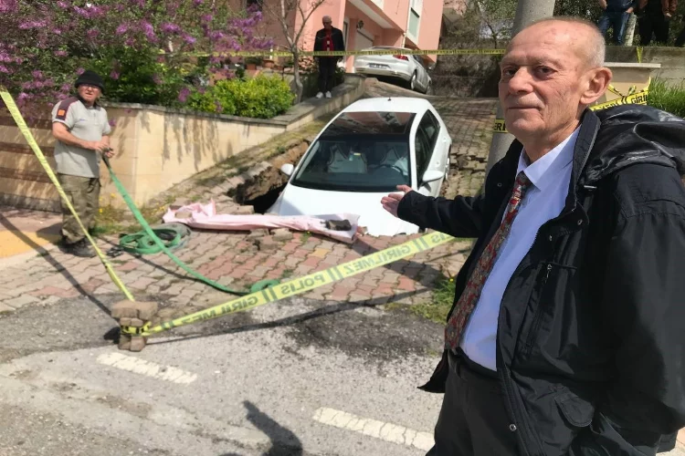 Edirne’de yol çöktü, otomobil oluşan çukura düştü