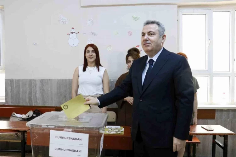 Adana Valisi Cumhurbaşkanlığı seçimi için oyunu kullandı