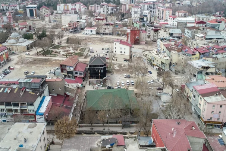 Elbistan'daki tarihi Atik Camisi'nin minaresi artçı depremler sonrasında yıkıldı
