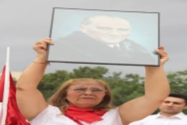 Elindeki Atatürk posteri ile ağladı
