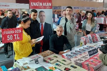 Engin Alan Çukurova Kitap Fuarı’nda kitap imzaladı