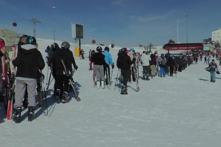 Erciyes kayak merkezi, hafta sonu yerli ve yabancı turistlerin akınına uğradı