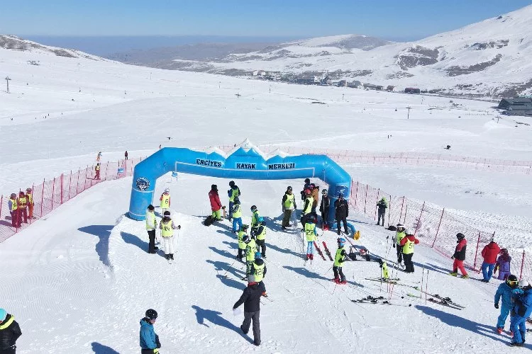 Erciyes'te 4. Diplomatik Kayak ve Snowboard Yarış heyecanı