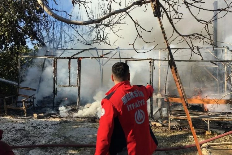 Erdemli'de baraka evde yangın
