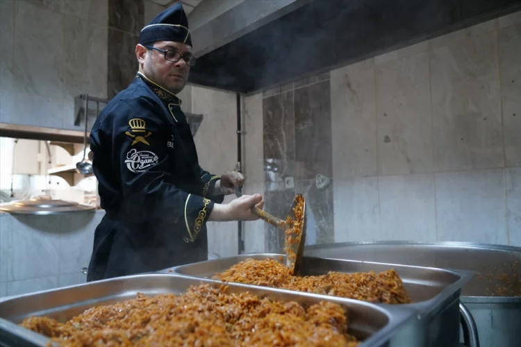 Erdemli Belediye Başkanı Tollu, işçilerle depremzedeler için yemek hazırladı