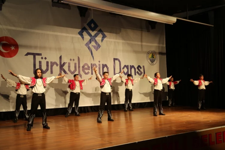Erdemli’de Türkülerin Dansı Topluğu gösterisine yoğun ilgi