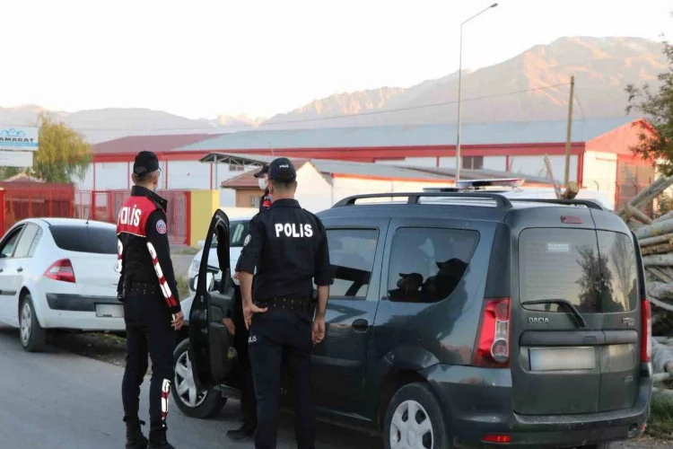 Erzincan’da nisan ayında 60 aranan şahıs ile 50 kaçak göçmen yakalandı