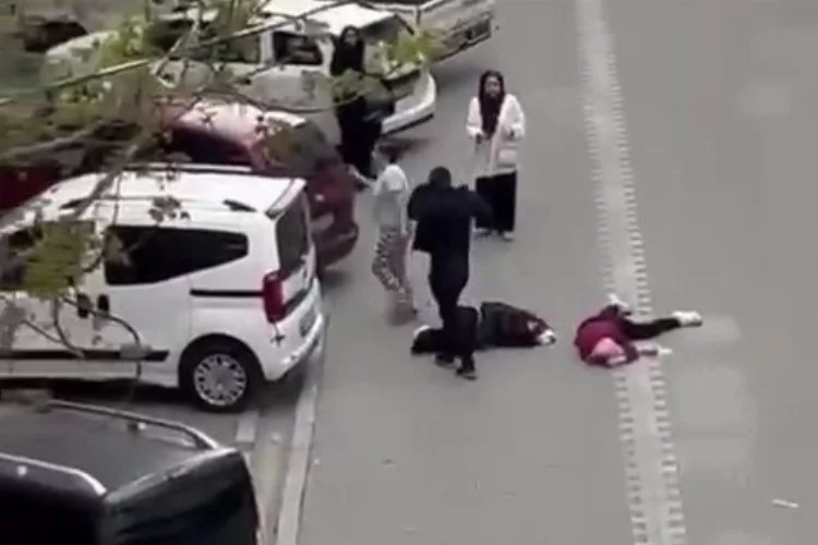 Esenyurt'ta anne ve kız sokak ortasında kavga etti