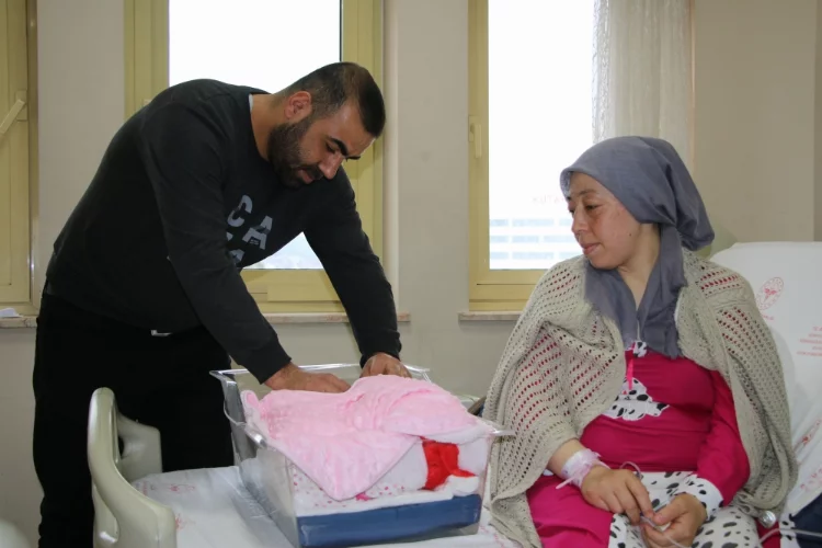 Eşi ve 3 çocuğuyla Kütahya'ya gelen depremzede kadın ikiz bebeklerini dünyaya getirdi