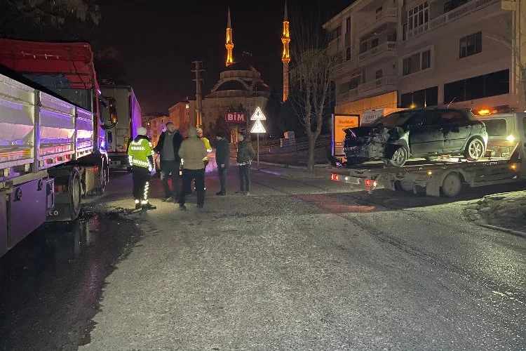 Eskişehir'de Alkollü Sürücü, kovalamaca esnasında park halindeki tıra çarptı