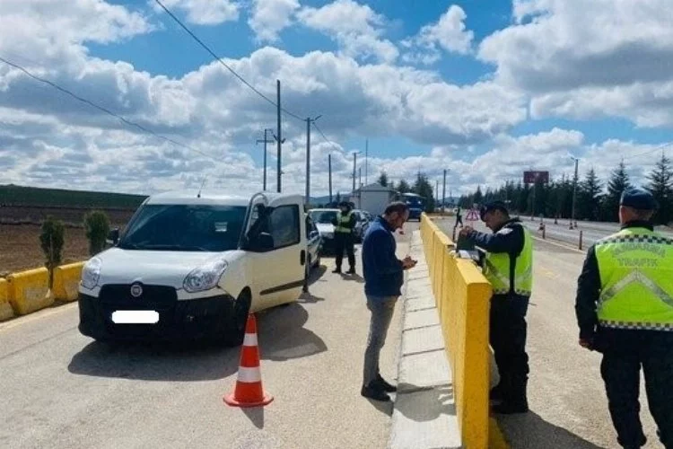 Eskişehir'de Jandarma, trafik kurallarını ihlal eden binlerce sürücüye ceza kesti