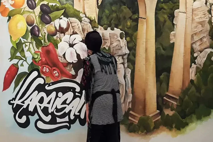 Fatma öğretmen okul ve kurum duvarlarını resimlerle süslüyor