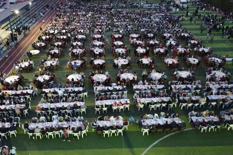 Feke Stadyumu'nda binlerce vatandaş birlikte iftarını açtı