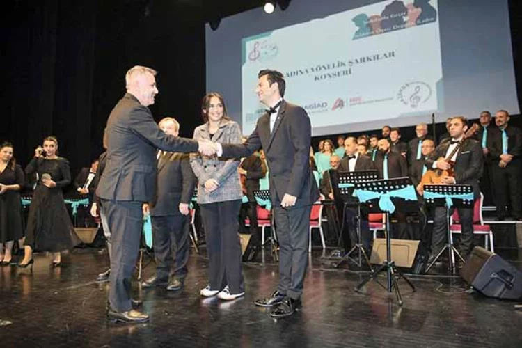 Vali Elban “Kadına Yönelik Şarkılar” konserine katıldı