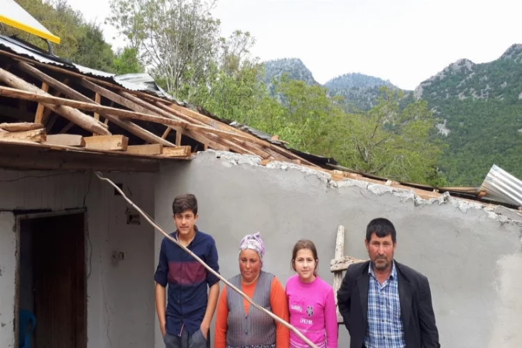 Fırtınada evlerinin çatısı  uçan aile yardım bekliyor