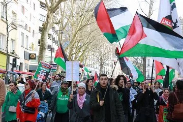 Fransa'da Carrefour, İsrail'e desteği nedeniyle meşalelerle protesto edildi