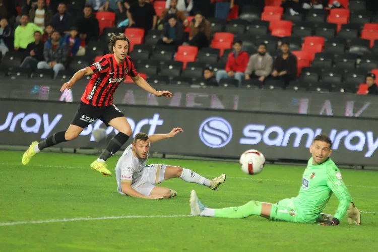 Gaziantep Futbol Kulübü, Alanyaspor'a 3-0 mağlup oldu