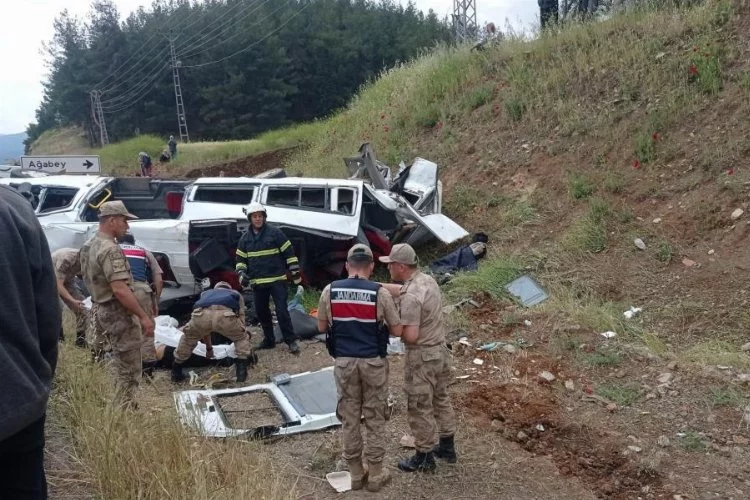Gaziantep’te katliam gibi kaza: Tır minibüsü biçti 8 ölü, 10 yaralı