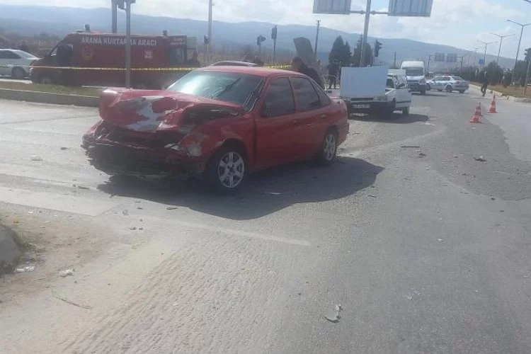 Gediz'de trafik kazasında 3 kişi hayatını kaybetti, 2 kişi yaralandı