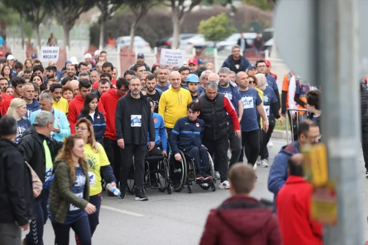 Gençlik ve Spor Bakanı Kasapoğlu, 18. Antalya Maratonu'ndaki farkındalık koşusuna katıldı: