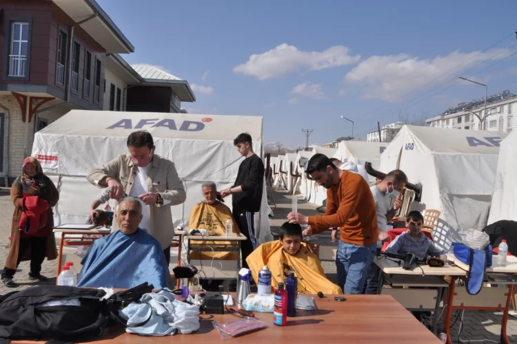 Gönüllü berber ve kuaförler, Afşin'de depremzedelere ücretsiz hizmet veriyor