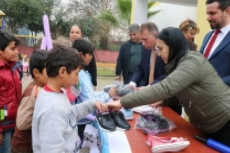 Gönüllüler, tarım işçisi çocuklarına   mont ve ayakkabı yardımı yaptı