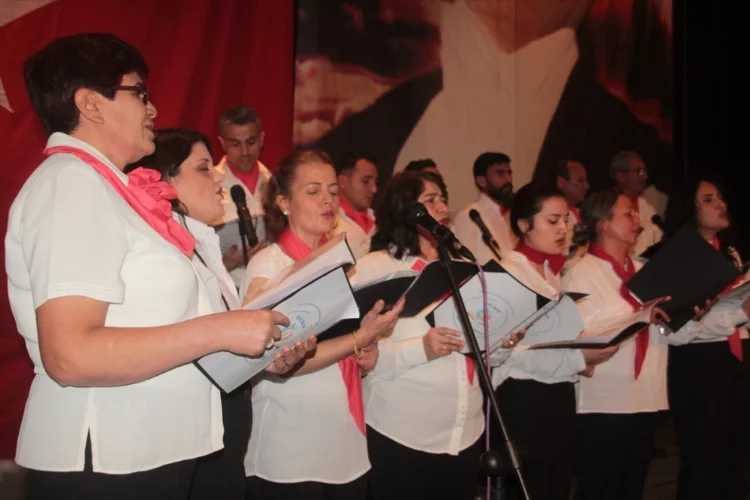 Gülnar'da Türk halk müziği korosu konser verdi
