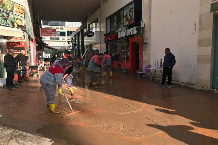 GÜNCELLEME 4 - Antalya'da kuvvetli yağış sele neden oldu