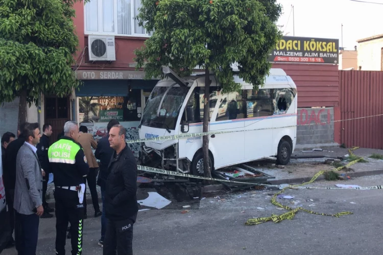 GÜNCELLEME - Adana'da dolmuşun durakta bekleyenlere çarpması sonucu 1 kişi öldü, 7 kişi yaralandı