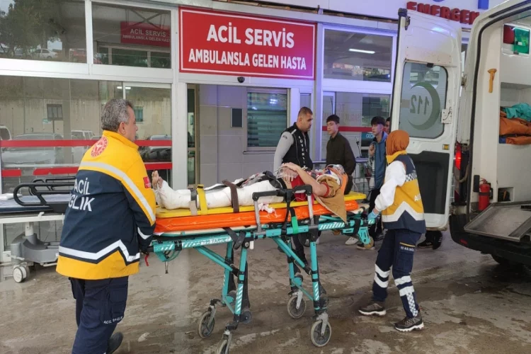 Adana'da iki otomobilin çarpıştığı kazada 1 kişi öldü, 3 kişi yaralandı