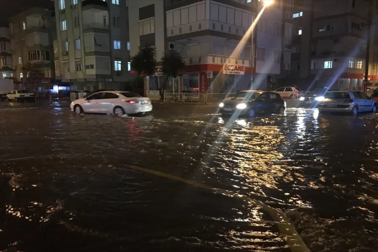 GÜNCELLEME - Antalya'da kuvvetli fırtına ve yağış etkili oluyor