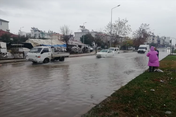 GÜNCELLEME - Antalya'da kuvvetli yağış ve fırtına etkili oluyor