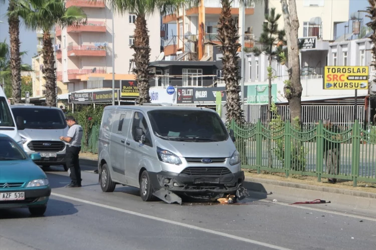 Antalya'da minibüsün altında kalan motosiklet sürücüsü öldü