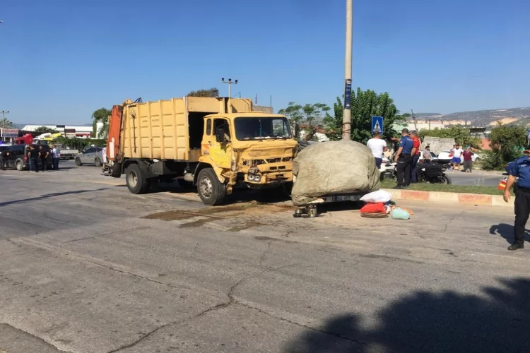 Mersin'de çöp kamyonu ile pikabın çarpışması sonucu 4 kişi öldü