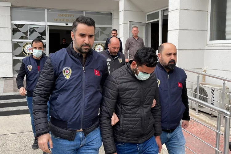 GÜNCELLEME - Mersin'de motosikletten attıkları cisimle öğrenciyi yaralayan 2 zanlı tutuklandı