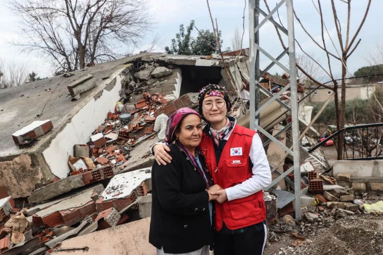 Güney Koreli gönüllüler depremzede ailelere moral ve destek veriyor