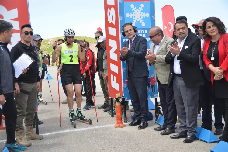 HAKKARİ - Tekerlekli Kayak Türkiye Şampiyonası, Yüksekova'da başladı